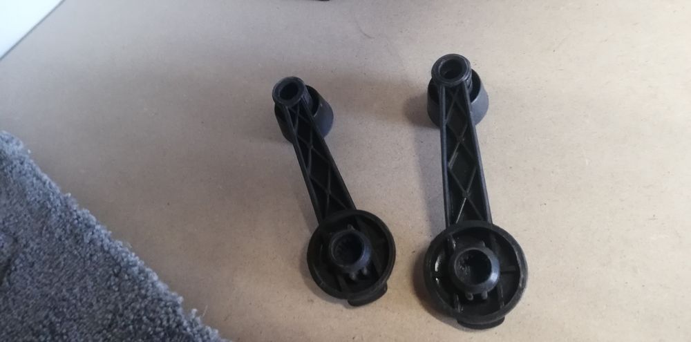 Fiat 126p korbki szyb do wersji ST nowe 2 sztuki razem