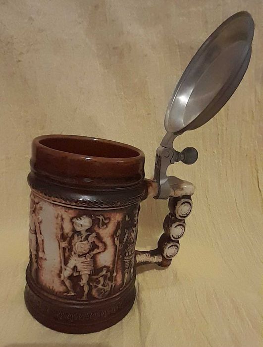 Caneca de cerveja alemã castanha