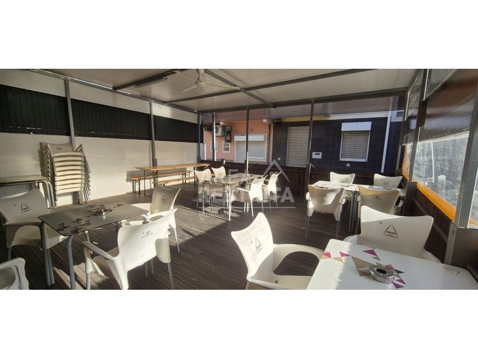 Espaço comercial a servir como restaurante