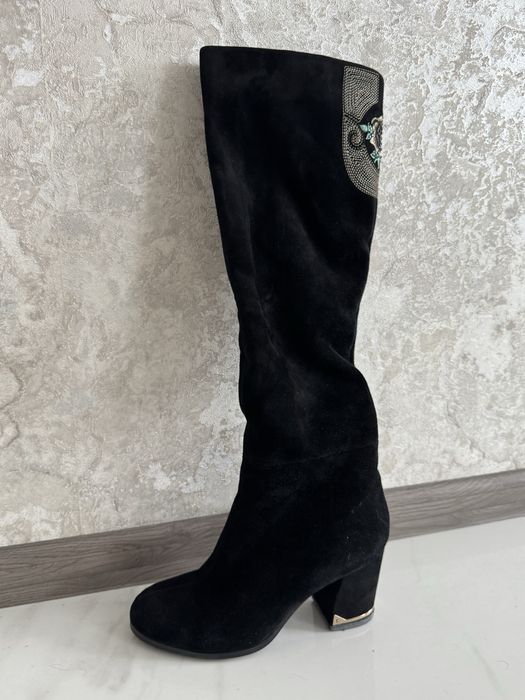 Елегантні замшеві чоботи Stoalos із декором