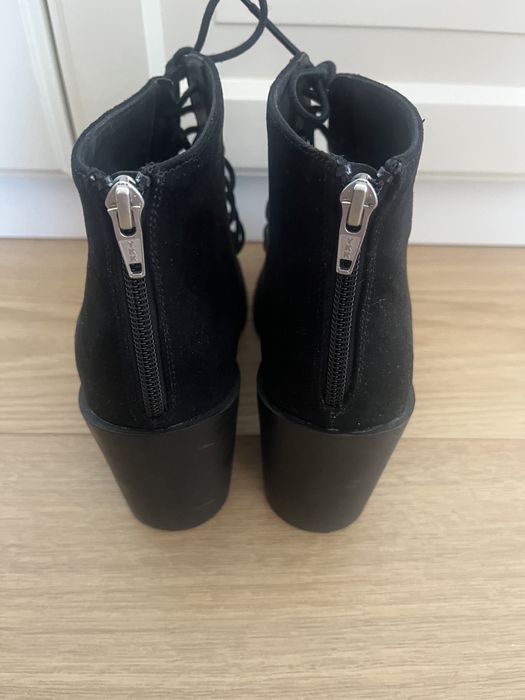 Buty na obcasie, wiązane, z odkrytymi palcami