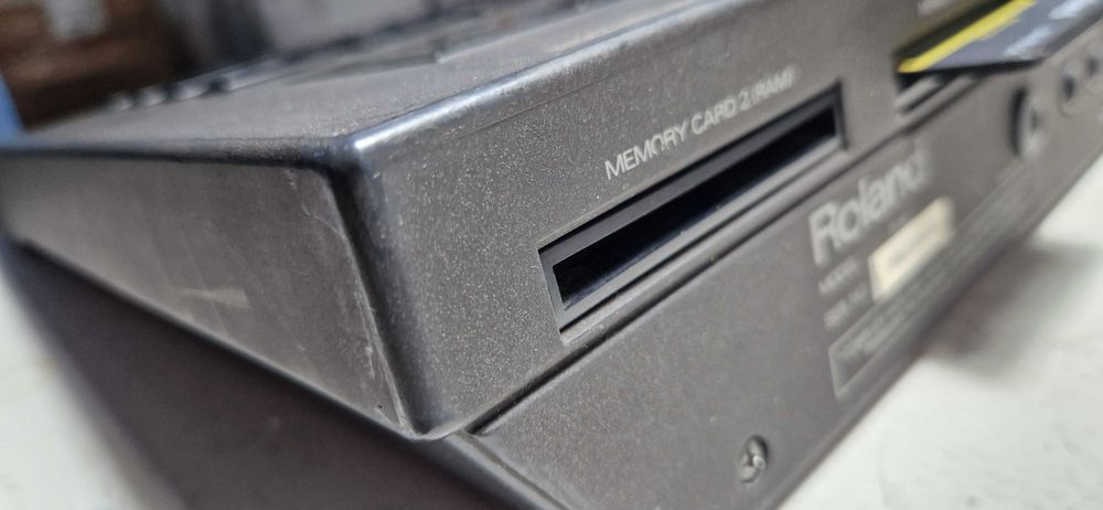 Reservado! Roland R-8 + 4 cartões ROM e fonte de alimentação original