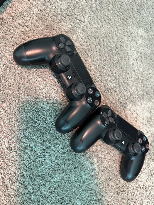 Playstation 4 slim / dois comandos e jogos