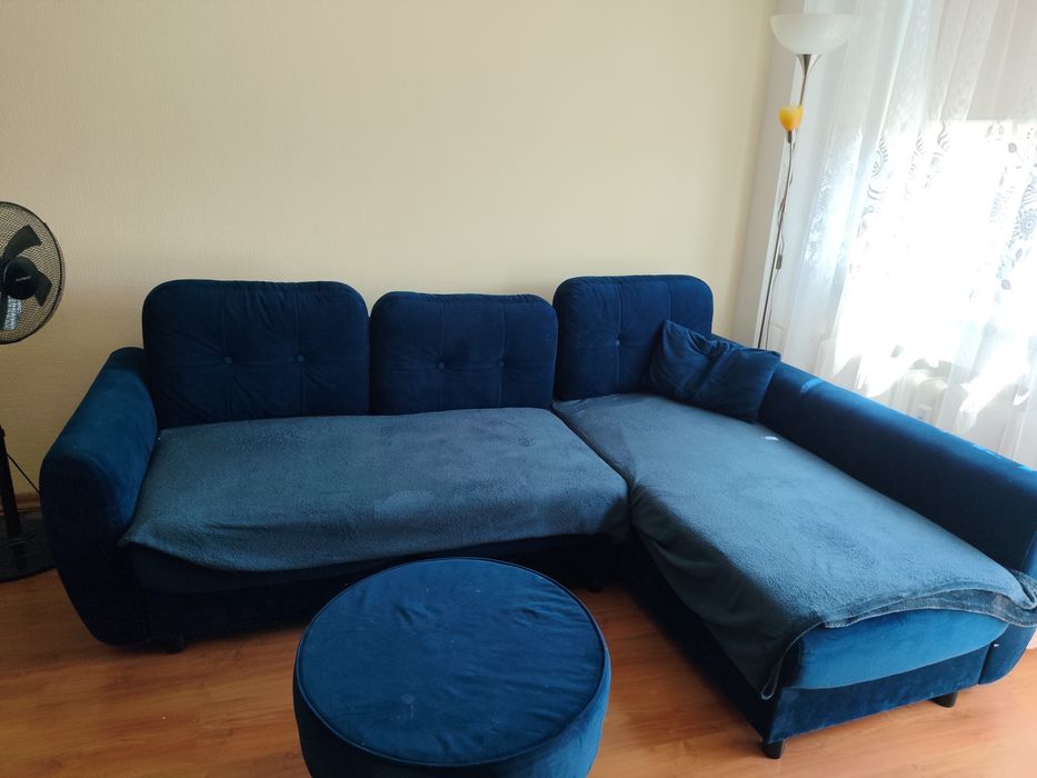 Narożnik z funkcją spania oraz pufa