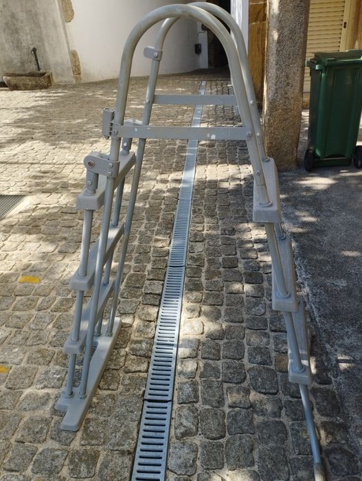 Escada piscina usada com 1,40mt altura para piscina até 1,00mt altura
