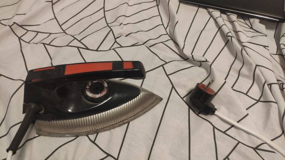 Продам утюг. Робочий. Терміново