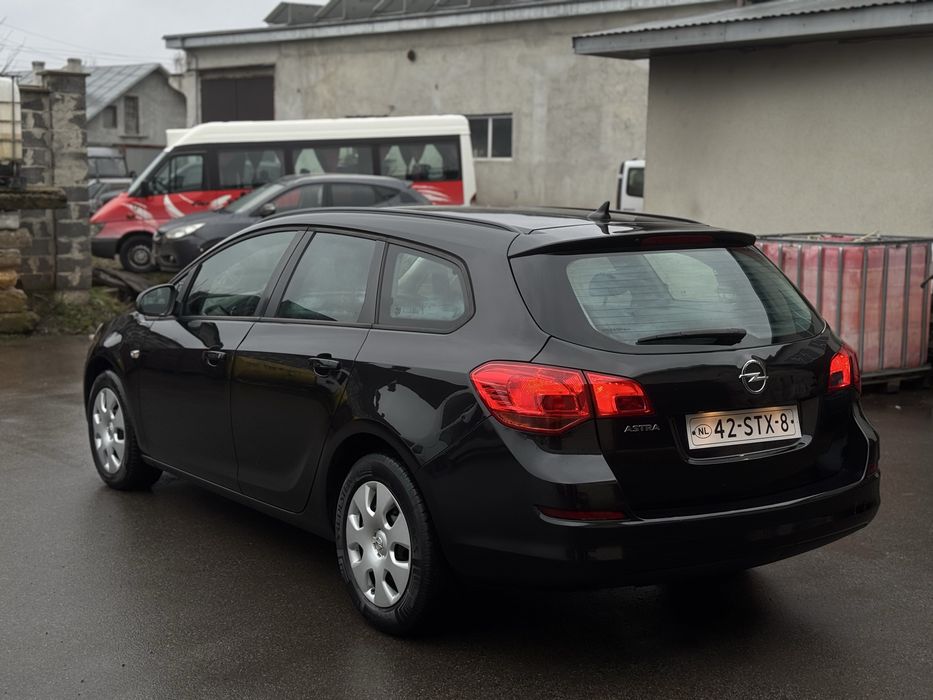 OPEL ASTRA J  2011 рік
