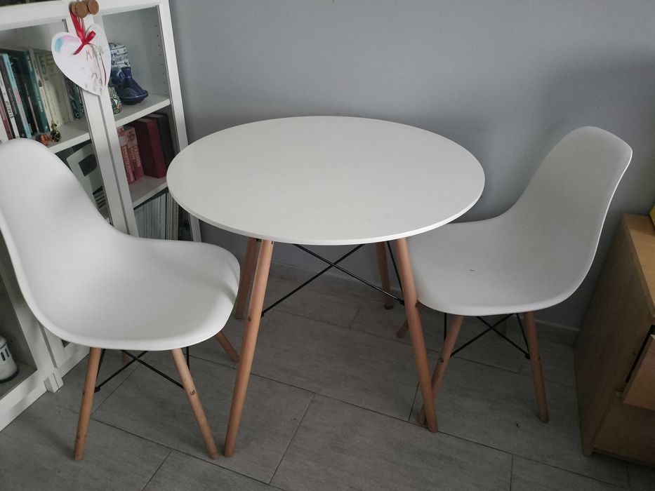Mesa + 2 cadeiras