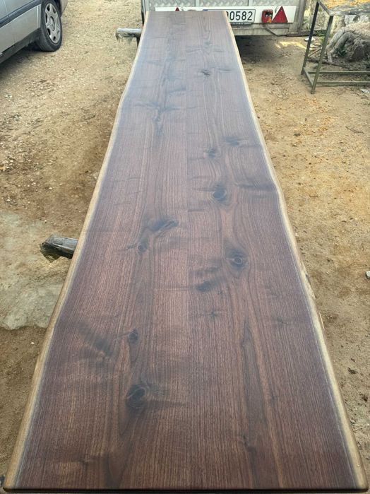 Mesa em madeira maciça rústica,borda o vivo.Rustic solid wood table.