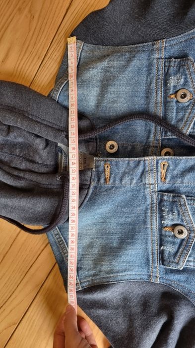 Kurtka jeansowa z materialowymi rękawami i kapturem