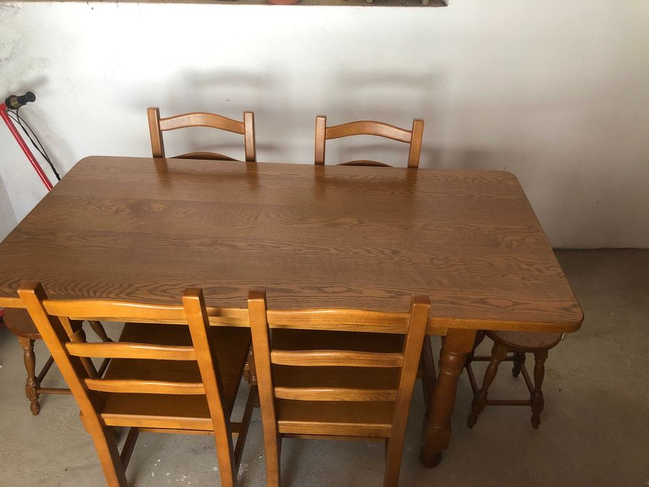 Conjunto de mesa, 4 cadeiras e 2 bancos em carvalho francês