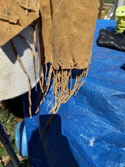 Casaco / Camisa em pele de porco com franjas, ajustável.