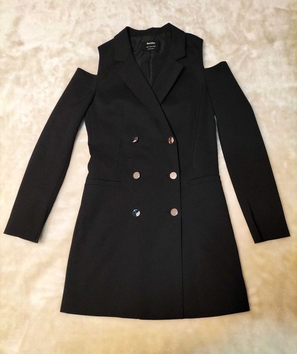 Blazer com ombros descobertos, tam. S, Bershka