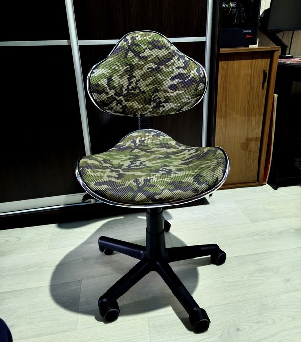 Продам компьютерный стул для мальчика в хорошем состоянии