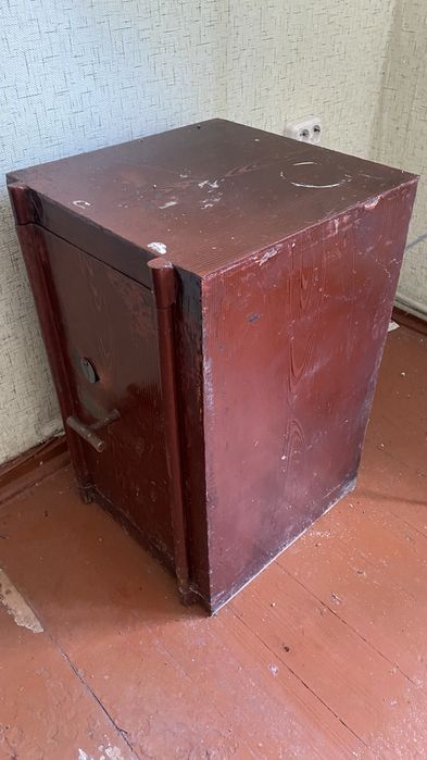 Сейфы и металический шкаф