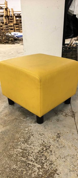 Puffs amarelos com estrutura laminado