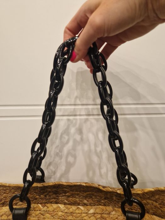 Solidna słomkowa torba plażowa Bershka z uchwytami łańcuchami.