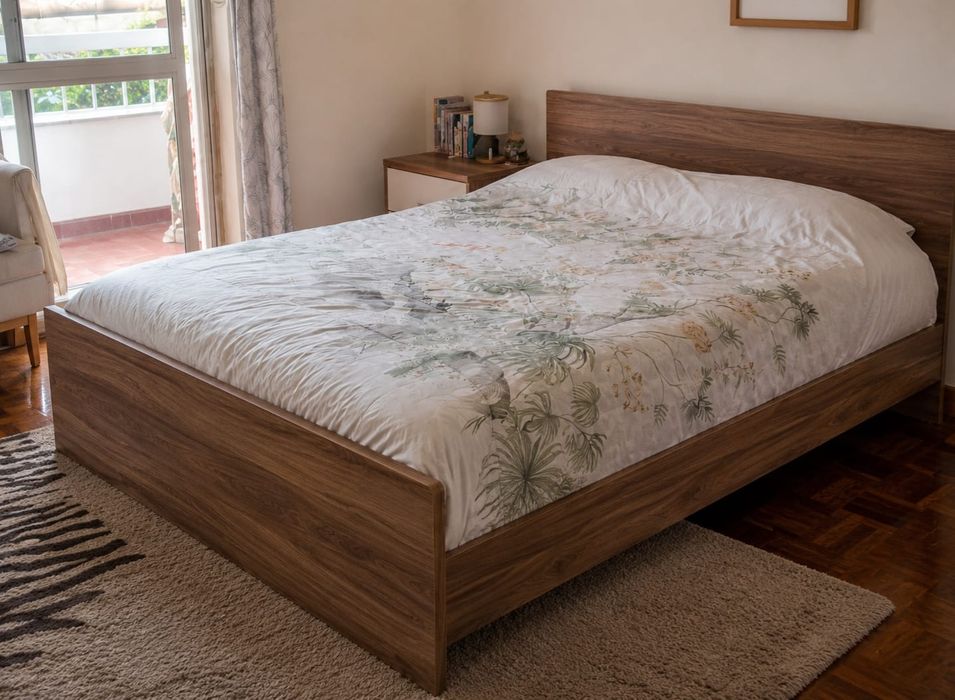 Conjunto cama de casal e mesas de cabeceira Conforama