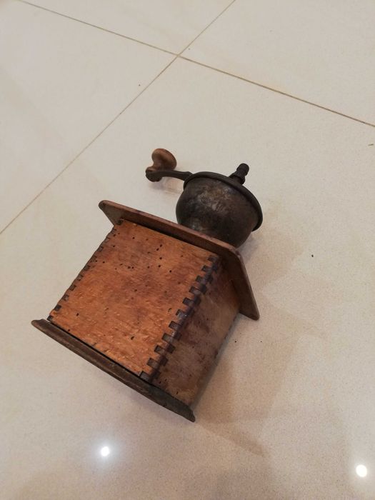 Stary drewniany młynek do kawy na korbkę ręczny