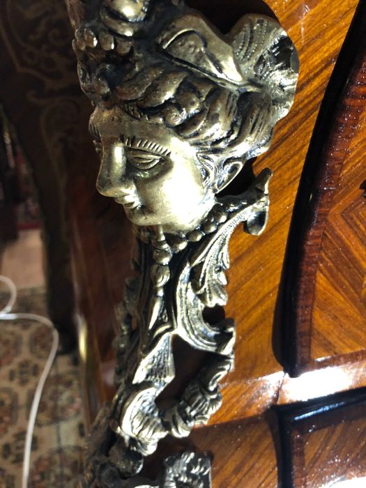 Cómoda Luis XV em pau de cetim e buxo