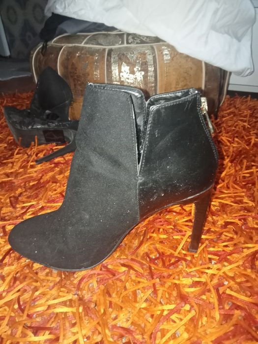Botas pretas em boa condição