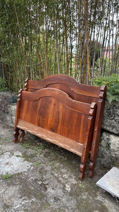 Duas pecas em madeira para cama