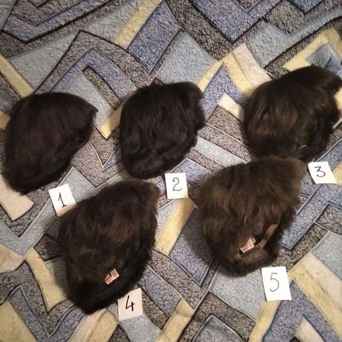 Парики женские, короткие стрижки, тёмные тона.