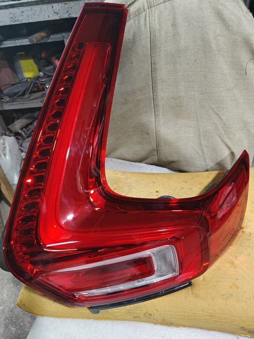 Продам на Volvo XC40 рест. задний правый фонарь.