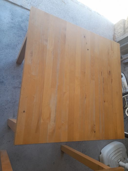 Mesa maciça para desocupar