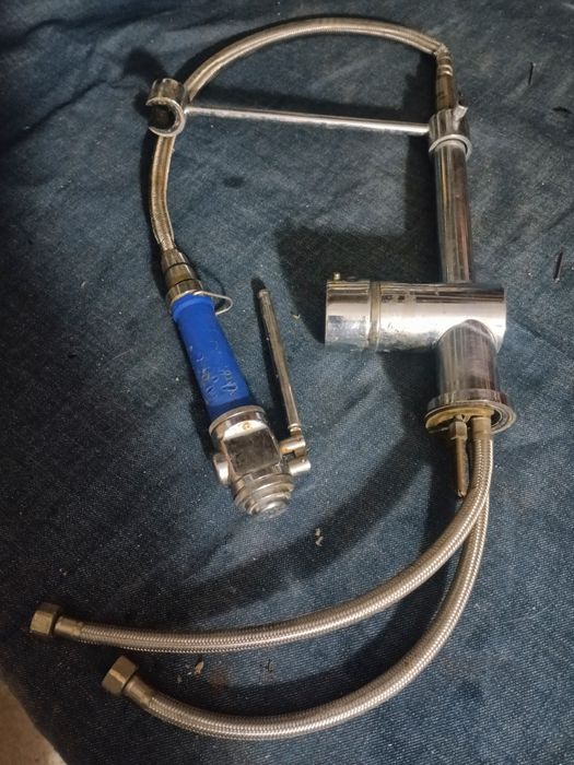 Torneira de banca grande ou pequena completamente novas