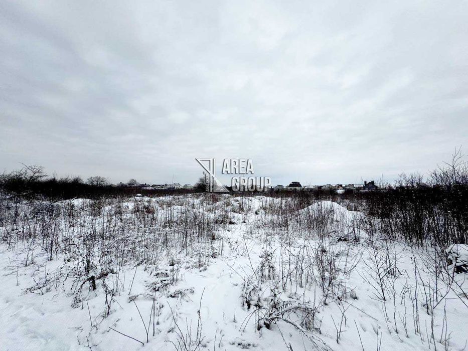 Продаж земельної ділянки під житлову забудову поблизу міста.