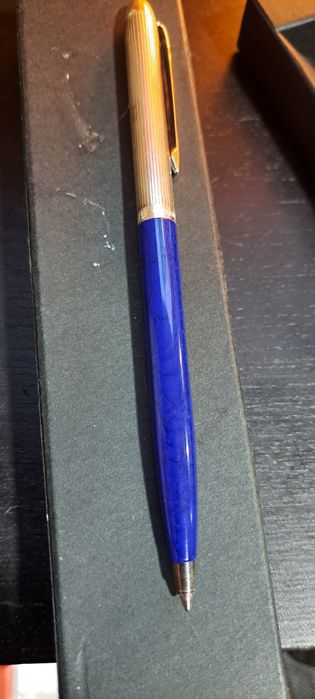 Esferográfica caneta USUS em Prata contrastada.