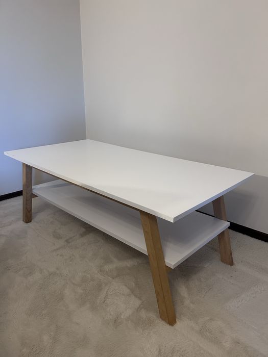 Biały stolik kawowy