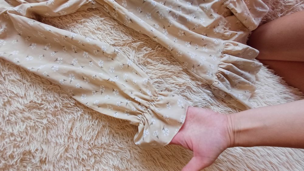 Бежева сукня в квіти