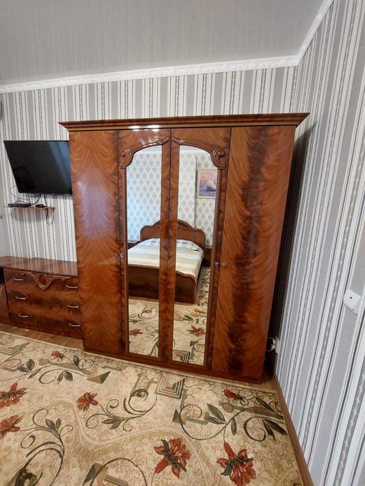 Меблі для спальні: ліжко, шафа, комод