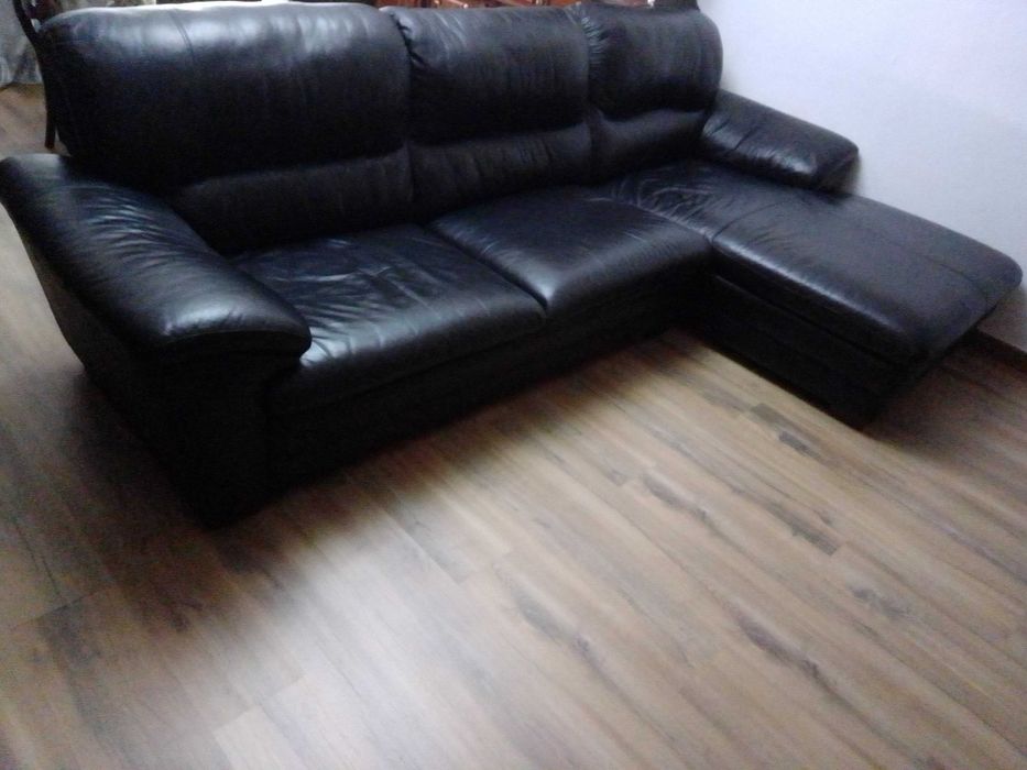 Sofá em pele genuína, canto esquerdo, em preto.