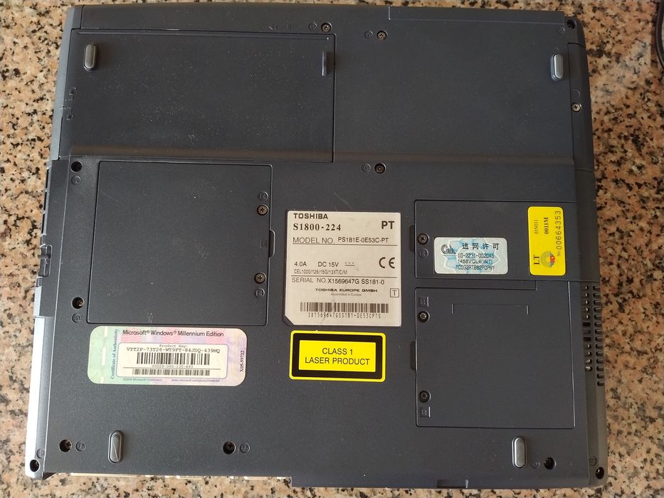 Computador portátil Toshiba antigo coleção casa quarto apartamento