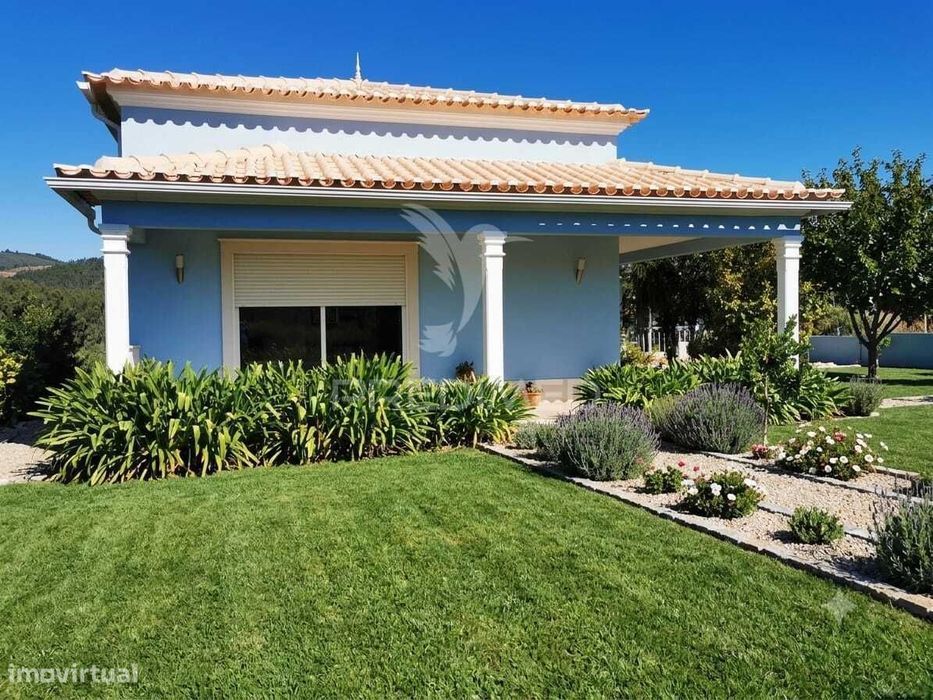Luxuosa Moradia T4 em Vales, Tomar