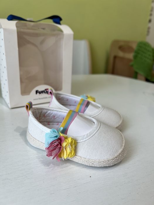 Перше взуття для дівчинки