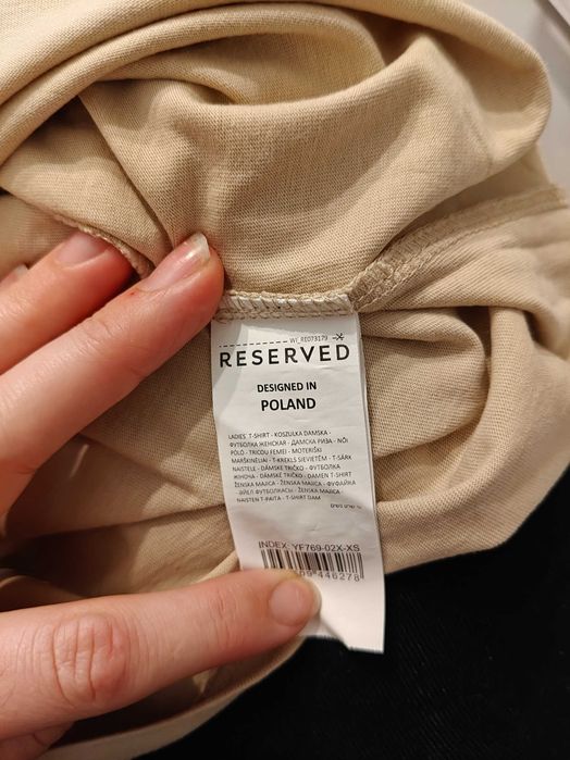 Stylowa beżowa koszulka z unikalnym nadrukiem