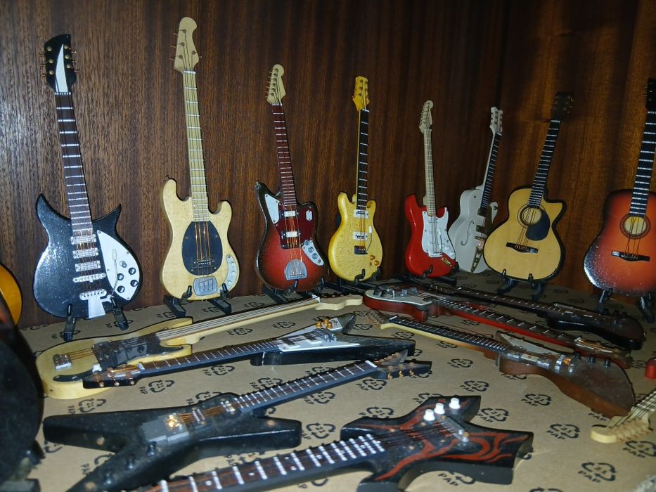 Colecao 24 minitura de viola e guitarra  por 200 €