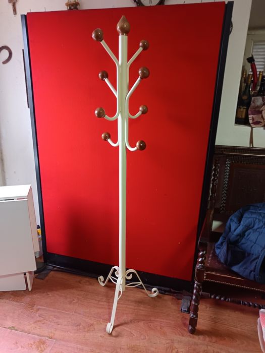 Cabide metálico com bolas madeira