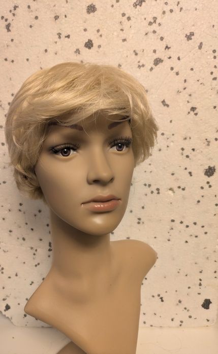 Peruka Krótkie włosy – fryzura bob/pixie, elegancka, ładnie ułożona.