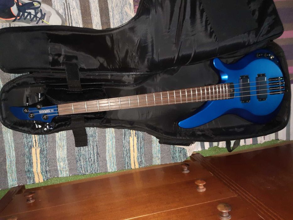 Guitarra baixo Yamaha RBX 774