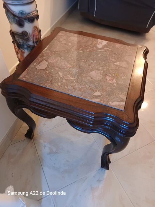 Mesa de sala com tampo de mármore