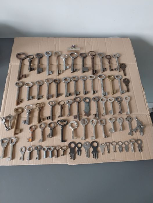 Kolekcja kluczy do zamków