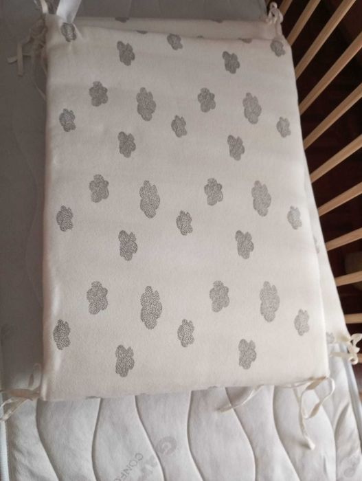 Berço com colchão com protetor lateral