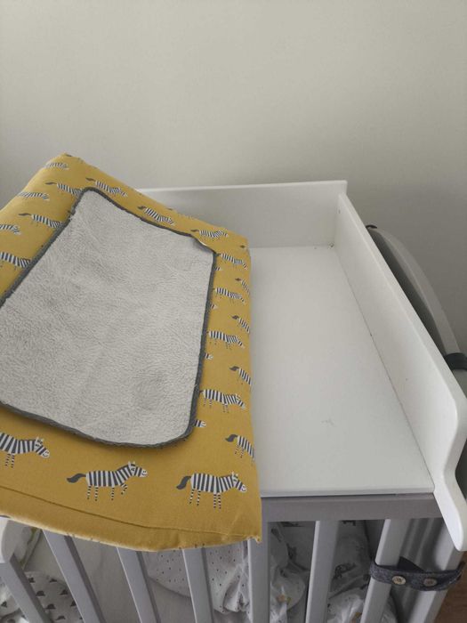 Muda fraldas em berço e Bolsa de higiene