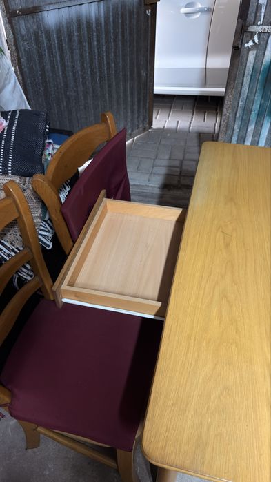 Mesa de Madeira com 4 cadeiras almofadadas