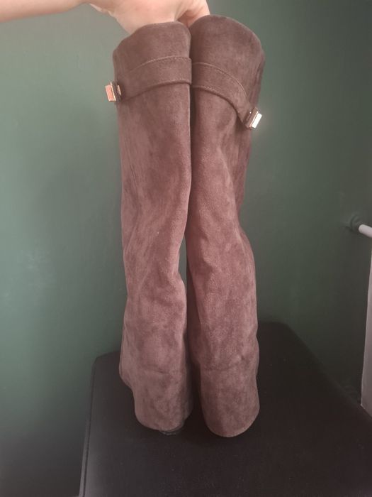 Zamszowe kozaki w kolorze czekoladowym